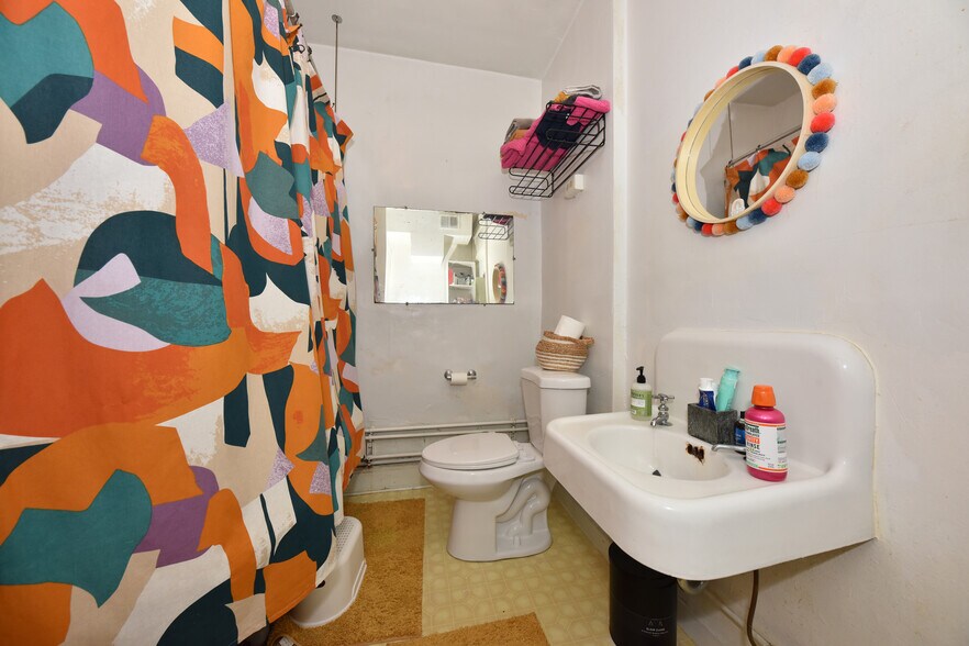 More Photos Of 2670-2672 N Holton St, Milwaukee General Retail For Sale