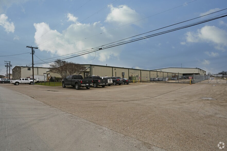 More Photos Of 11218 Limestone Dr, Balch Springs Warehouse For Lease