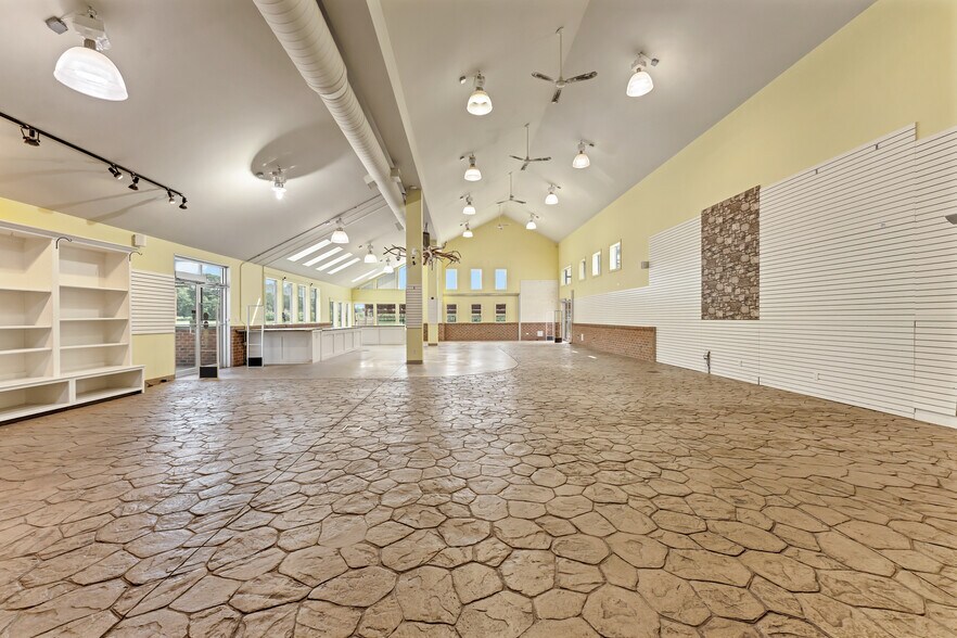 More Photos Of 585 Seacliff Dr, Kingsville Freestanding For Sale