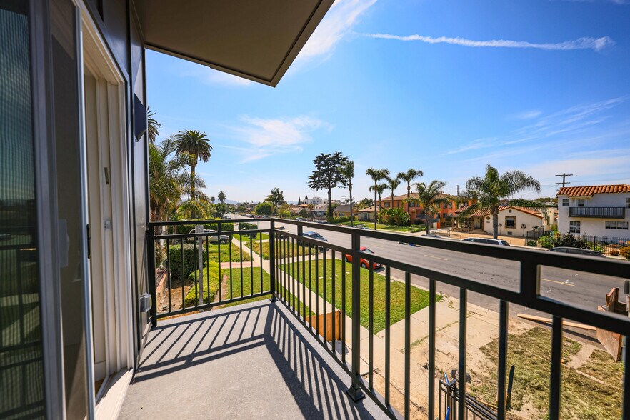 More Photos Of 2010 S Dunsmuir Ave, Los Angeles Multifamily For Sale