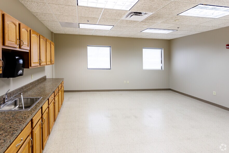 More Photos Of 1565 Jefferson Rd, Rochester Unknown For Lease