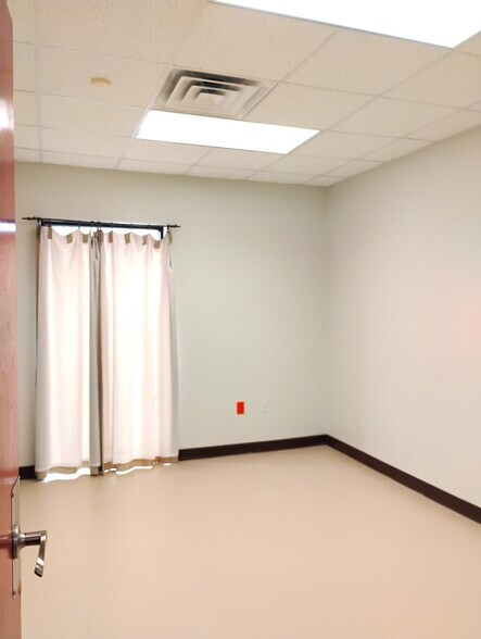 More Photos Of 1002 E Taylor St, Brownsville Office For Sale