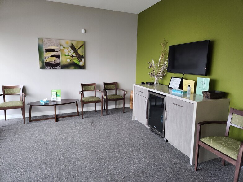 More Photos Of 376 Universal Dr N, North Haven Storefront For Lease