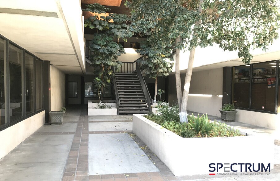 More Photos Of 21101-21163 Victory Blvd, Canoga Park Storefront Retail Office For Lease