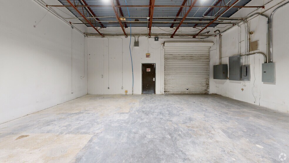More Photos Of 325 Gold St, Garland Warehouse For Lease