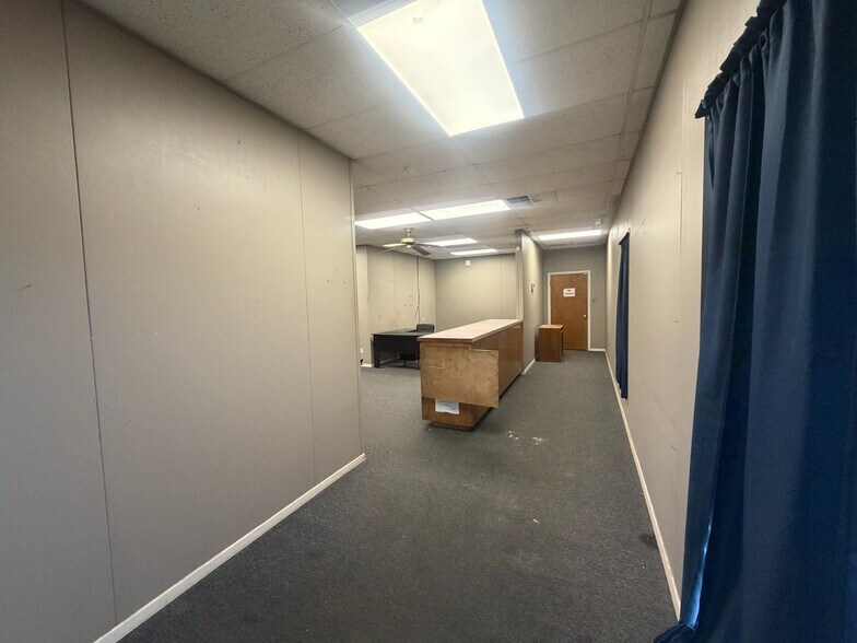 More Photos Of 115-119 Plaza W, Texarkana Warehouse For Lease