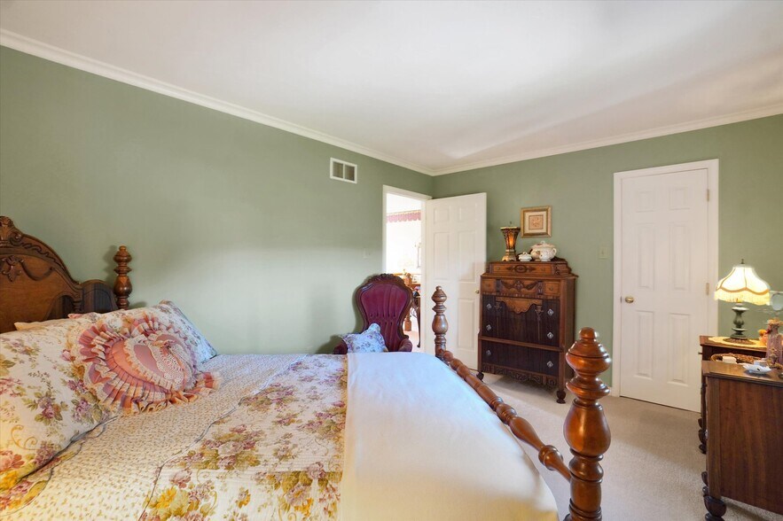 More Photos Of 2553 Roosevelt Ave, York Flex For Sale