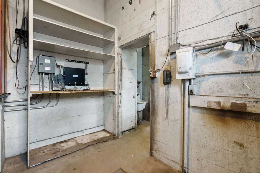 More Photos Of 1822 Logan Ave, Cheyenne Service For Sale