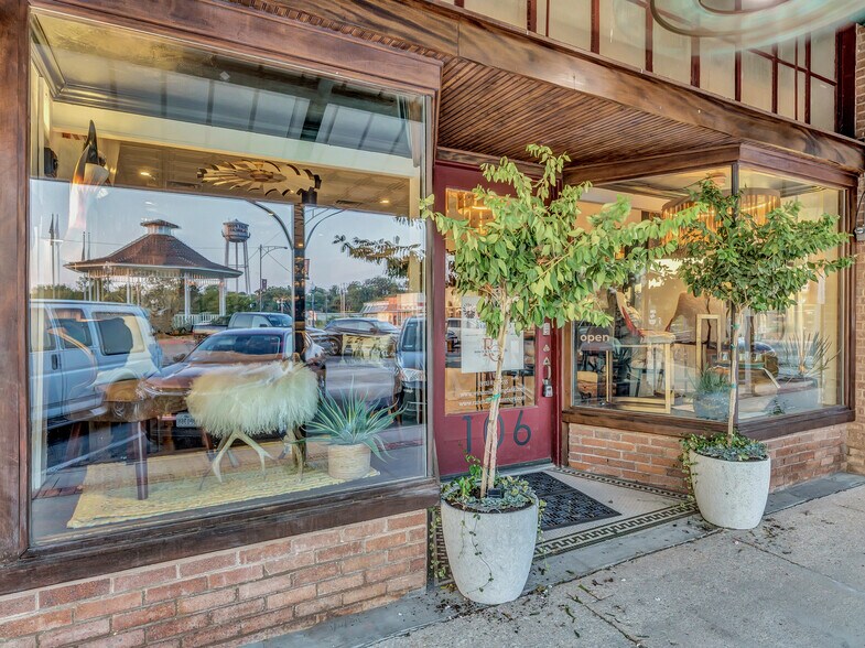 More Photos Of 106 W Main St, Pilot Point Storefront For Sale