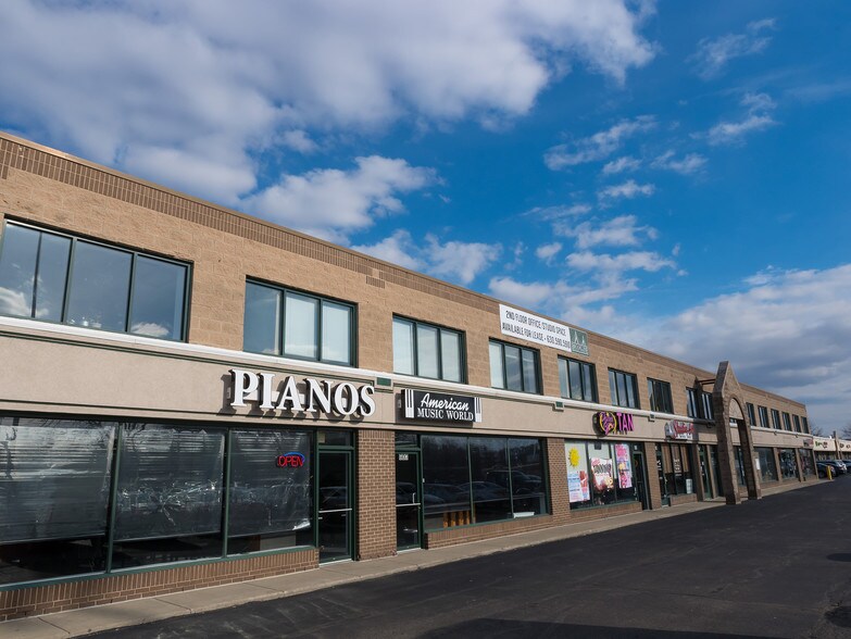 More Photos Of 559-617 N York St, Elmhurst General Retail For Lease