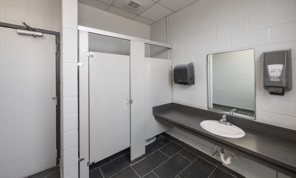 More Photos Of 3404 Clifford Ln, Jacksonville Truck Terminal For Lease