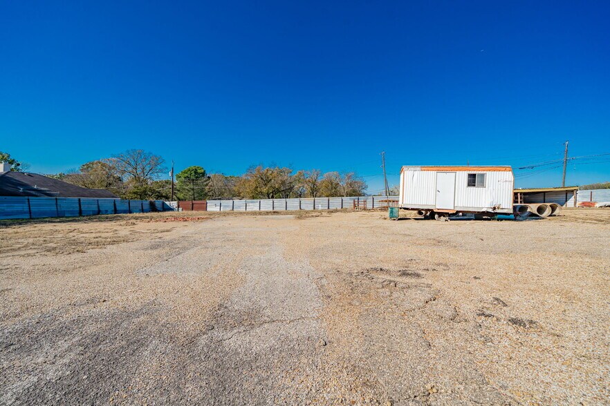 More Photos Of 12540 C F Hawn Fwy, Dallas Warehouse For Lease