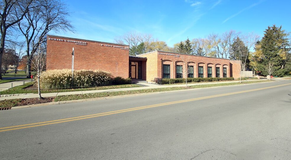 Primary Photo Of 1400 North Western Ave, Lake Forest Medical For Sale