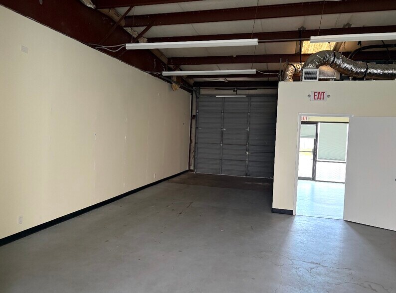 More Photos Of 2000 W San Antonio St, Lockhart Unknown For Lease