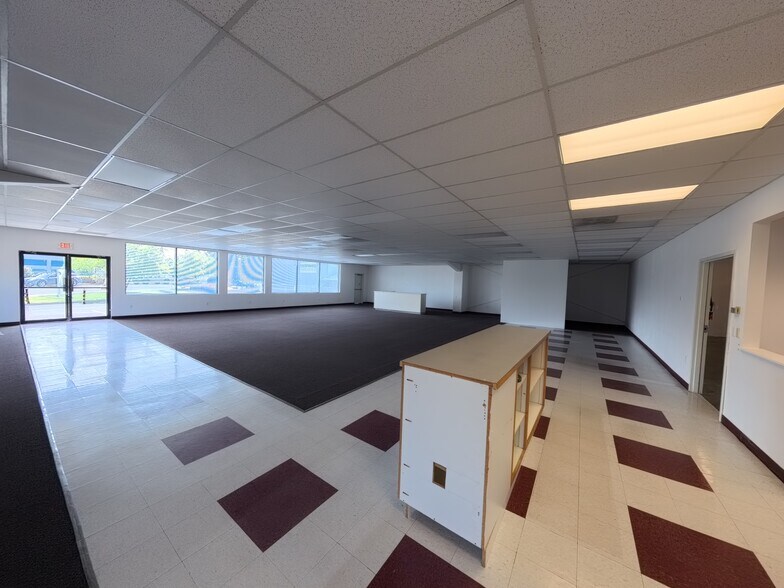 More Photos Of 635 SE Business Way, Bend Showroom For Sale