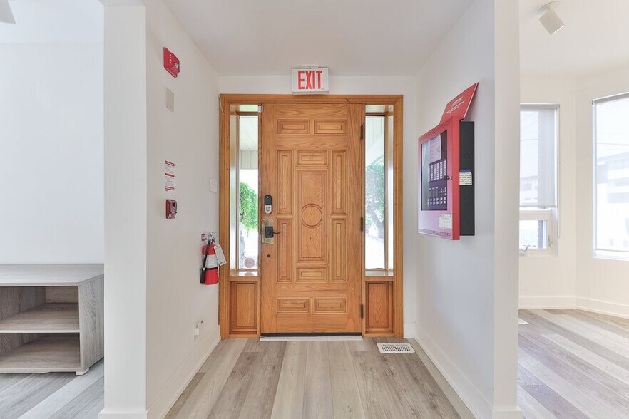 More Photos Of 15 Mississauga Rd S, Mississauga Office For Lease