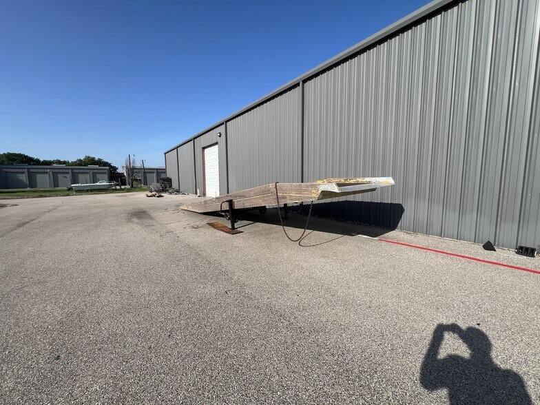 More Photos Of 1001 Bryan, Bryan Warehouse For Lease
