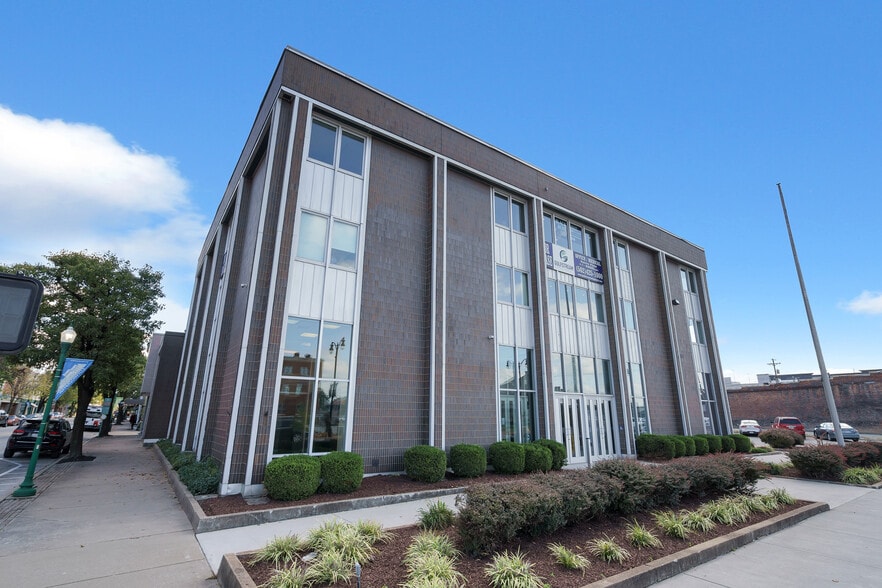 More Photos Of 443 Spring St, Jeffersonville Office For Lease