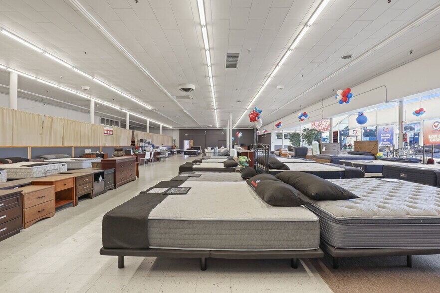 More Photos Of 175 SE Baseline St, Hillsboro Showroom For Sale