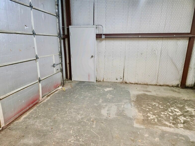 More Photos Of 5424 W Oak St, Palestine Showroom For Lease