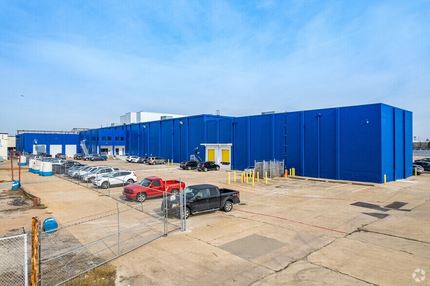 Primary Photo Of 2917 Oakland Ave, Garland Distribution For Sale