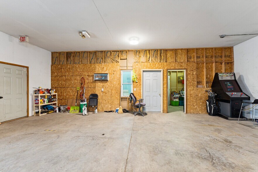 More Photos Of 630 W Elkhorn St, Arlington Freestanding For Sale