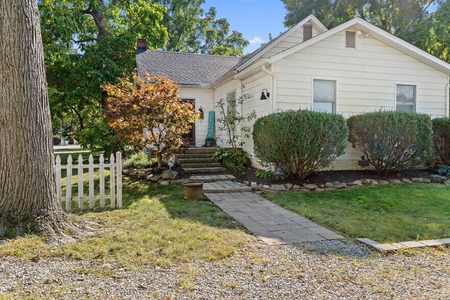 More Photos Of 1550 Lewis Center Rd, Lewis Center Freestanding For Sale