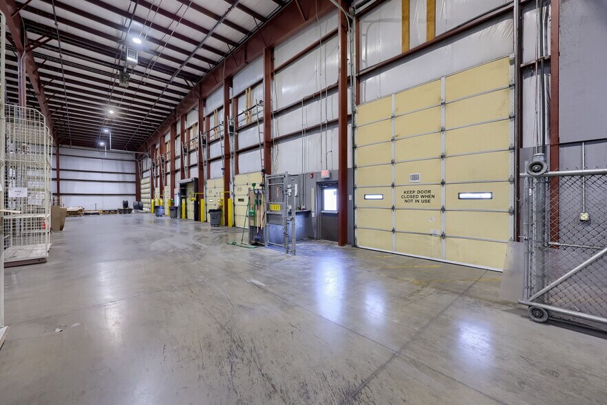 More Photos Of 300 Commerce Dr, New Holland Distribution For Lease