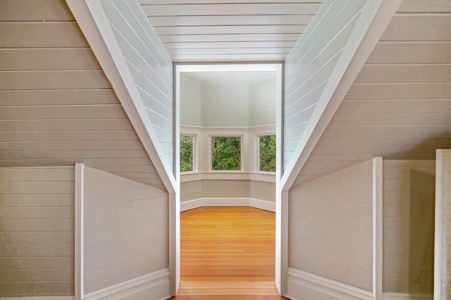 More Photos Of 901 13th St SE, Salem Office For Sale