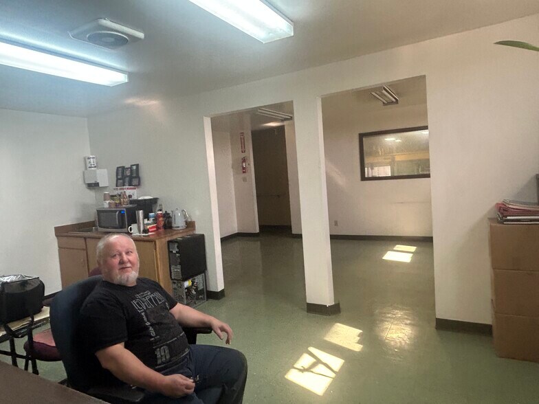 More Photos Of 1954 10 Av NW, Medicine Hat Warehouse For Sale