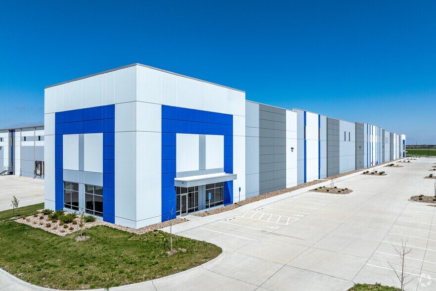 More Photos Of 12501 Plum Dr, Urbandale Distribution For Sale