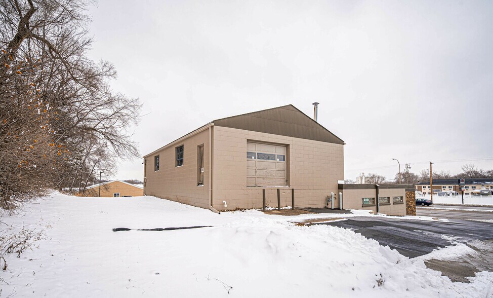 More Photos Of 2324 Vermillion St, Hastings Freestanding For Lease