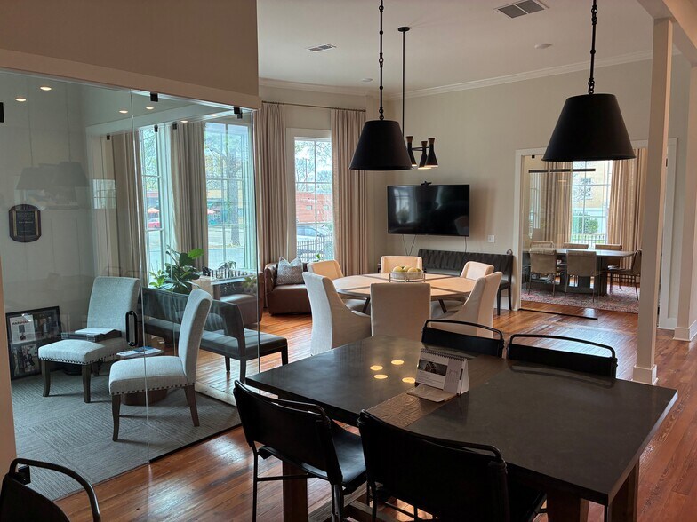 More Photos Of 981 S Cooper St, Memphis Freestanding For Sale