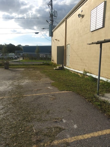 More Photos Of 5017 N Coolidge Dr, Tampa Warehouse For Lease