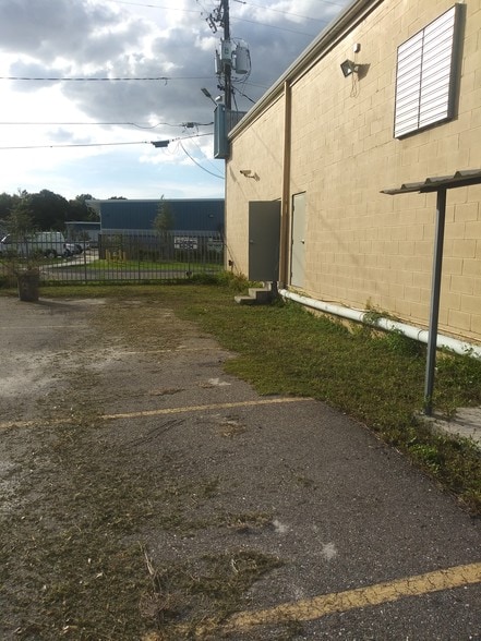 More Photos Of 5017 N Coolidge Dr, Tampa Warehouse For Sale