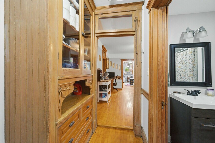 More Photos Of 905 W Fletcher St, Chicago Apartments For Sale