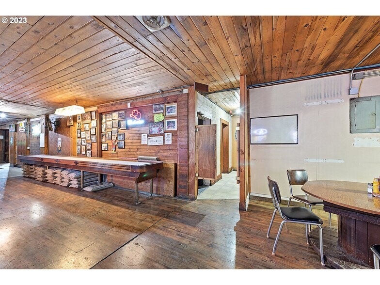 More Photos Of 105 N Main St, Halfway Restaurant For Sale