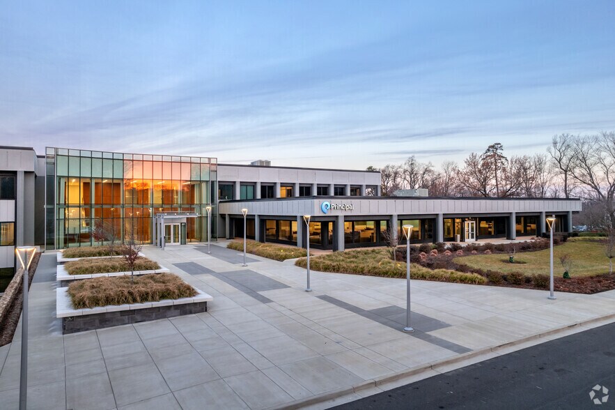 More Photos Of 401 McCullough Dr, Charlotte Office For Sale