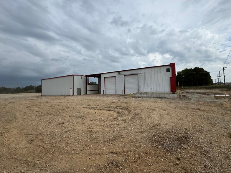 More Photos Of 9182 S US Highway 79, Palestine Service For Lease