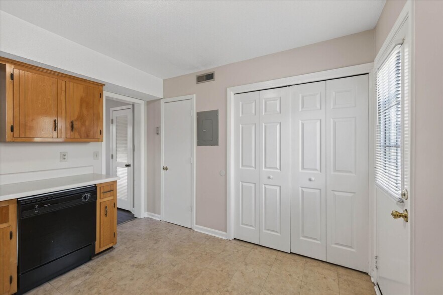 More Photos Of 1531 E Knollwood Cir, Clarksville Apartments For Sale