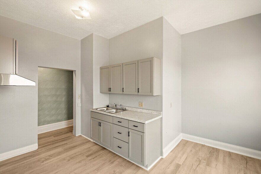 More Photos Of 105 E Main St, Somerset Storefront Retail Residential For Sale