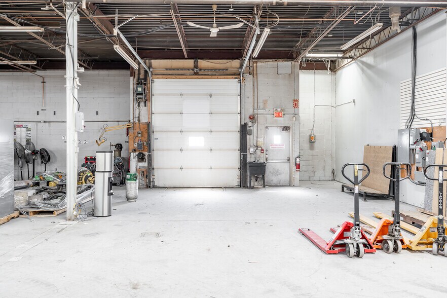 More Photos Of 115 Rue de Lauzon, Boucherville Manufacturing For Lease