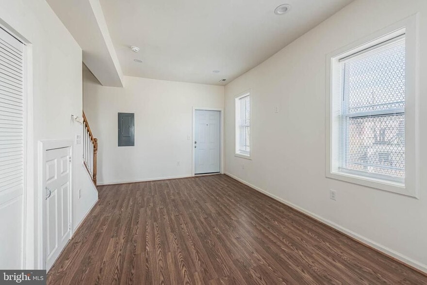 More Photos Of 1640 N Broadway, Baltimore Flex For Sale