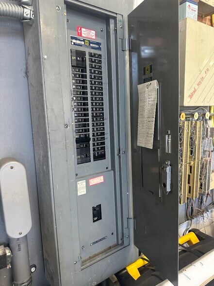 More Photos Of 4913 W Laurel St, Tampa Light Distribution For Sale