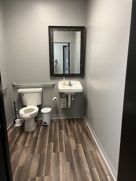 More Photos Of 16325 Northcross Dr, Huntersville Office For Lease