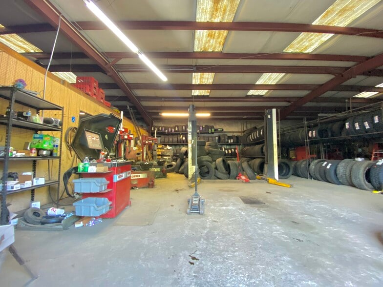 More Photos Of 23 Lana Ln, Burnsville Auto Repair For Sale