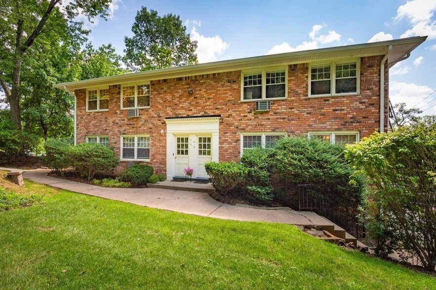 More Photos Of 14 Walden Pl, Montclair Apartments For Sale