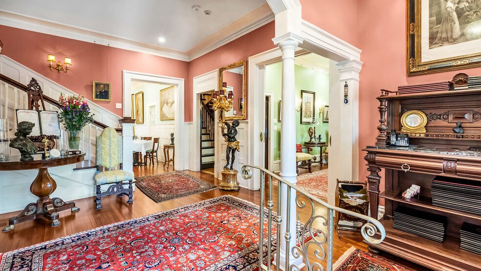 More Photos Of 119 E 37th St, Savannah Restaurant For Sale