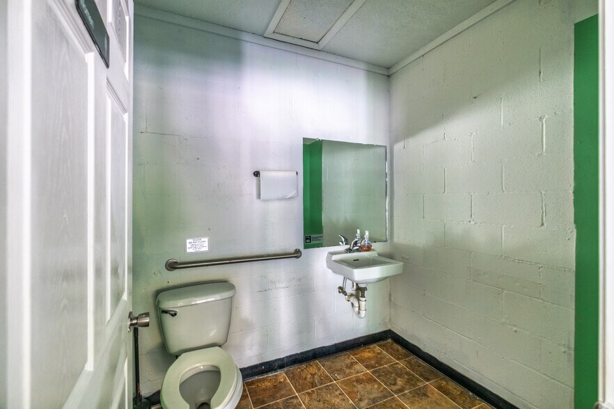 More Photos Of 561-563 McLean Ave, Hopkinsville Freestanding For Sale