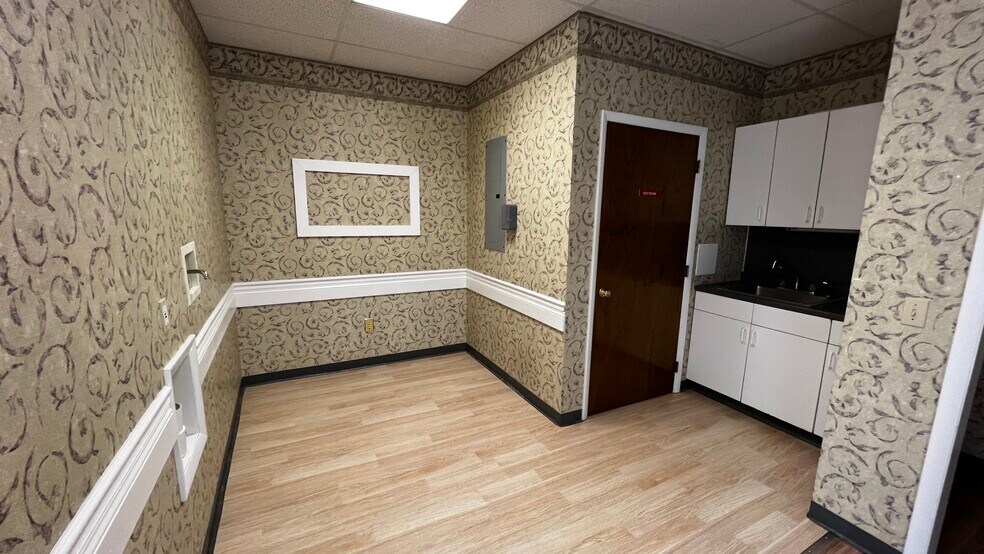 More Photos Of 25 S Broad St, Nazareth Medical For Lease